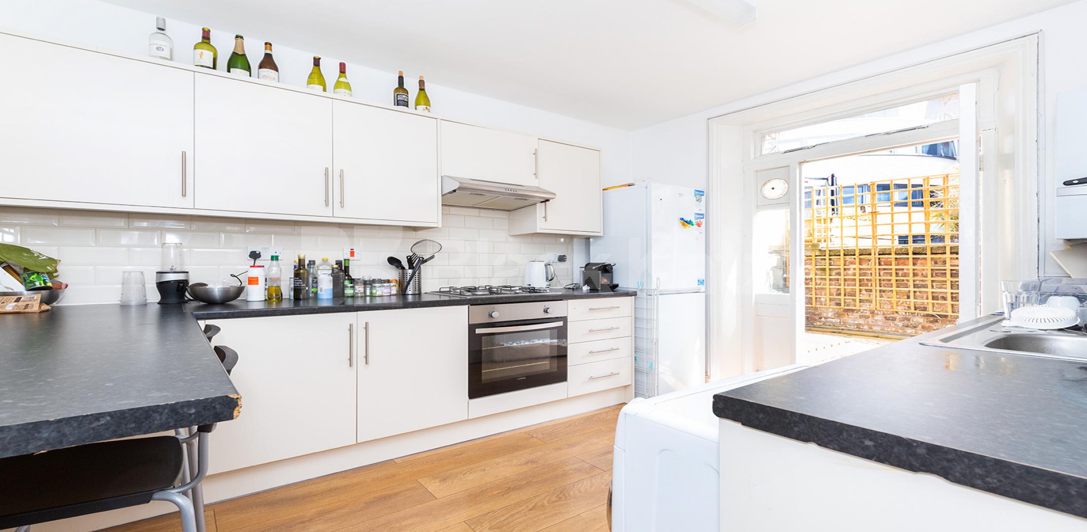 			CENTRAL LOCATION, 3 Bedroom, 1 bath, 1 reception Maisonette			 Compton Street EC1, CLERKENWELL / FARRINGDON